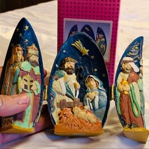 Egg nativity scene. Opens into 3 parts